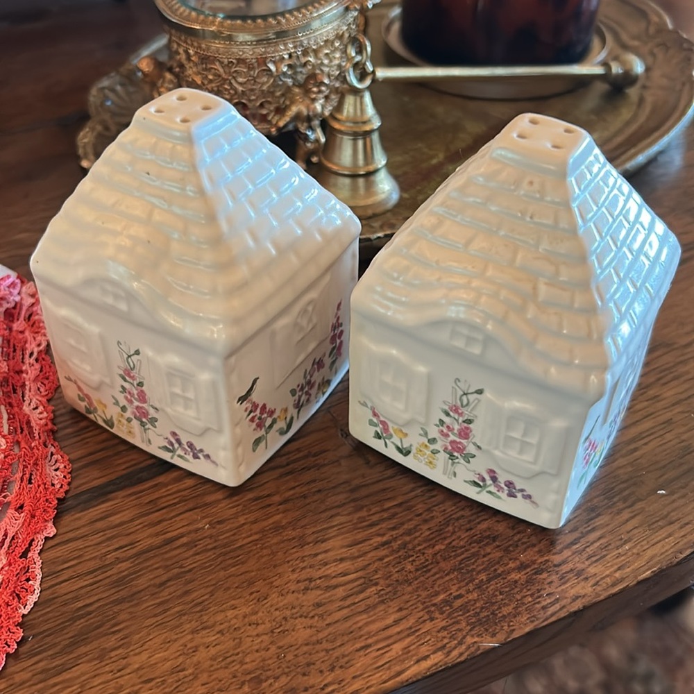 Pfaltzgraff Cape May Cottage Salt and Pepper Shakers - Cream with Floral Accents - Picture 2 of 6